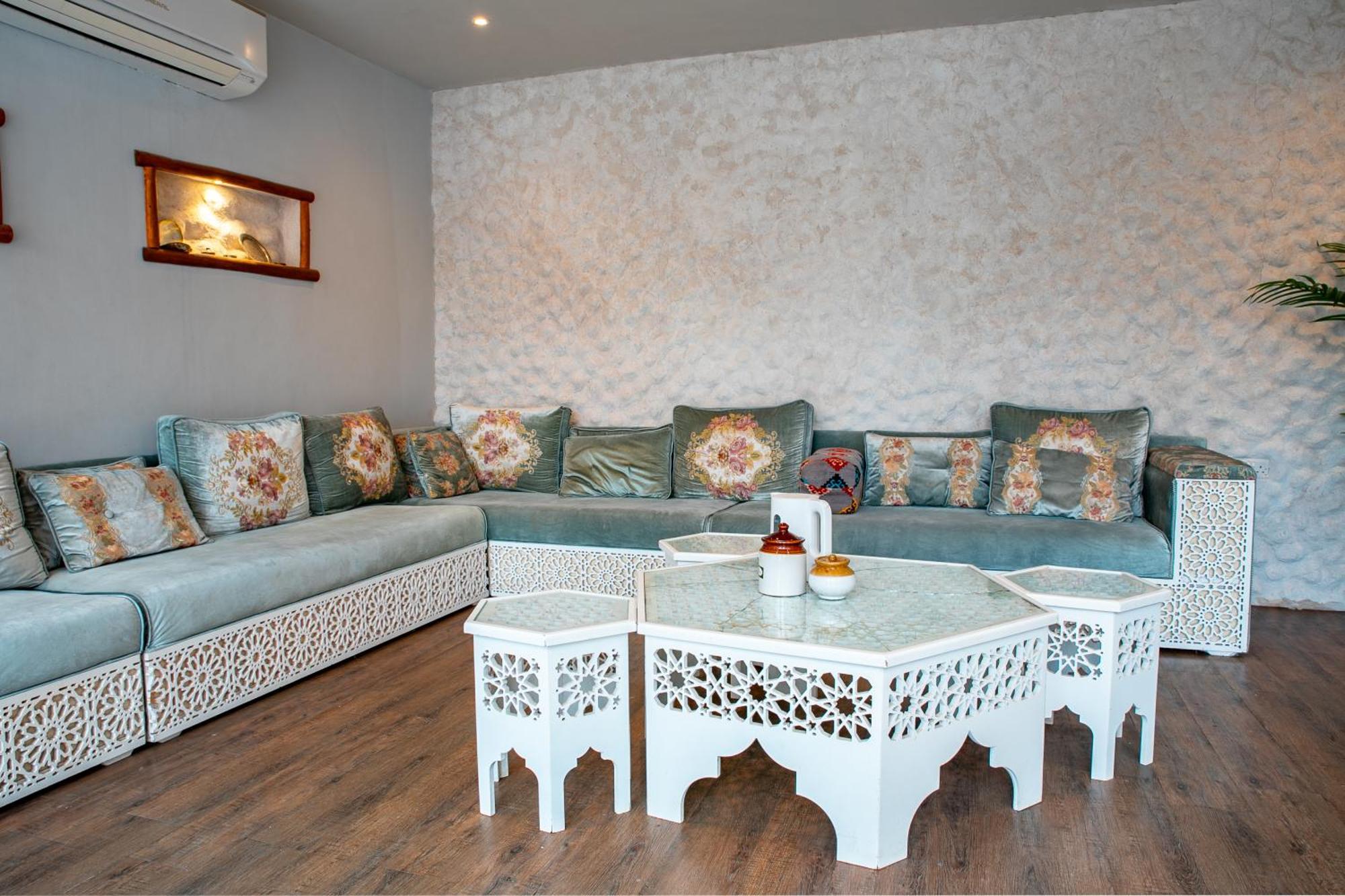 Elegant Garden Stay With 2 Living Areas, 2 Bedrooms, 1 Full And 1 Half Bath For 6 Guests Umm Al Amad Exterior foto